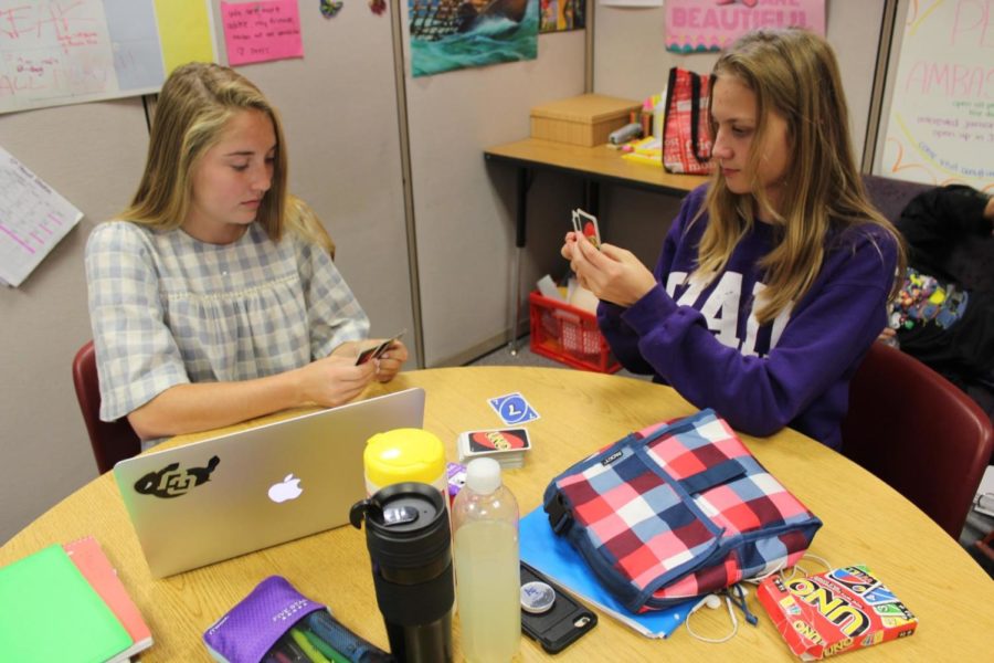 Peer Ambassador Pearl Schwartz playing Uno with student Julia Frey.