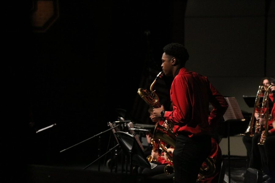 Junior+Jazz+B+baritone+saxophone+Micah+Davis+performs+a+solo+during+the+song+702+Shuffle.+Because+it+was+the+bands+third+concert%2C+more+students+performed+solos+than+their+first+two+concerts.+